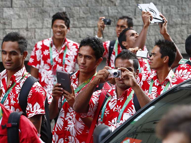 <p>Ainda espantados com tamanho assédio, os jogadores chegaram filmando e tirando fotos da recepção</p>