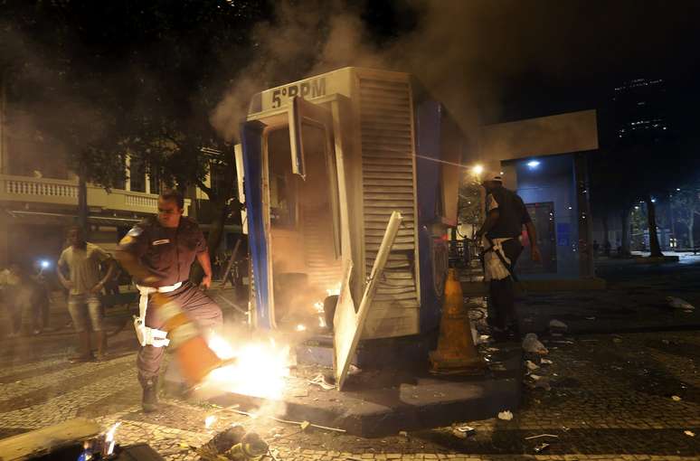 <p>Manifestantes e polícia entraram em confronto durante protesto no Rio de Janeiro na noite de quinta-feira</p>