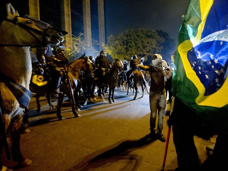<p>Protesto no Rio de Janeiro no dia 20 de junho termina em confronto entre manifestantes e policiais</p>