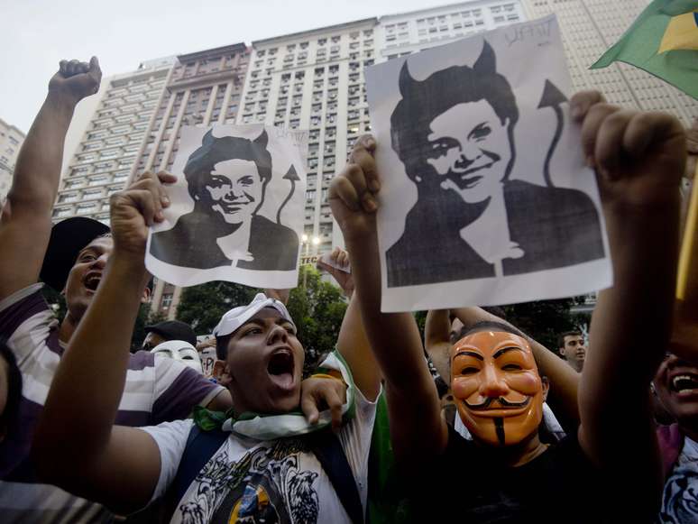 <p>Manifestantes marchando pelas ruas do Rio de Janeiro em junho de 2013</p>