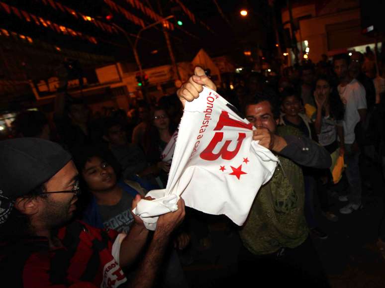 Manifestantes queimam bandeira do Partido dos Trabalhadores durante protesto em Vitória da Conquista