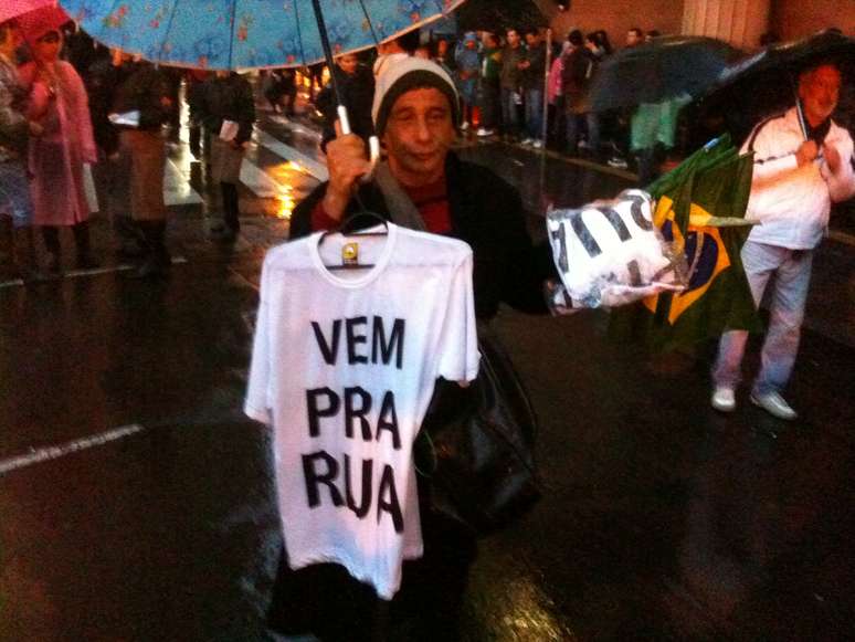 Comerciante vende camisetas com o lema dos protestos que se espalharam pelo País
