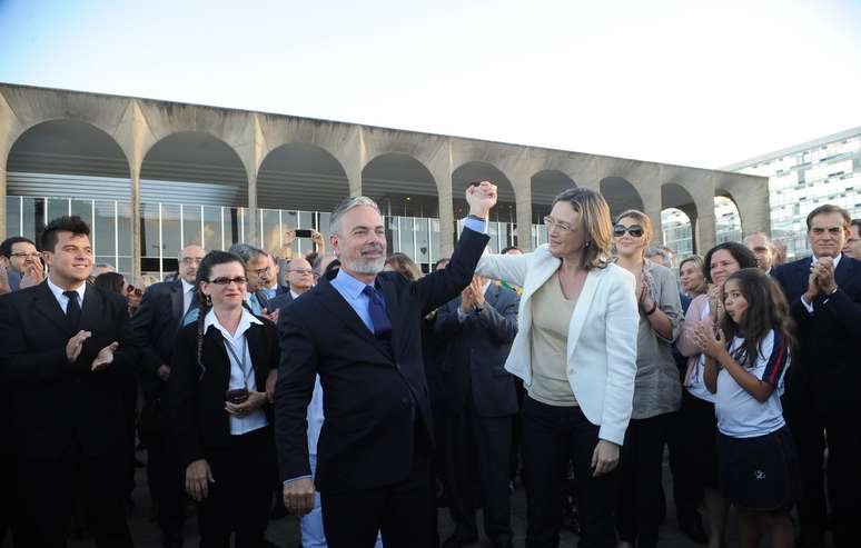 <p>Os ministros Antonio Patriota (Relações Exteriores) e Maria do Rosário (Direitos Humanos), junto com 1 mil funcionários do Itamaraty, abraçaram simbolicamente o prédio na sexta-feira</p>