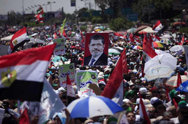 Os manifestantes portavam cartazes com mensagens como 'gostamos de você Mursi'