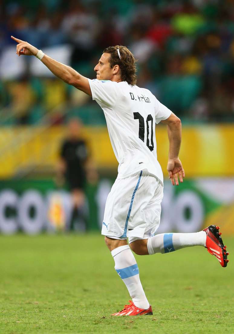 Forlán fez o gol da vitória do Uruguai