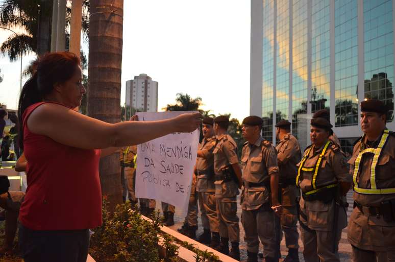 <p>Manifestante passa mensagem para os policiais durante o protesto</p>