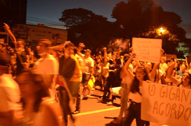 <p>Nesta quinta-feira, milhares de pessoas foram &agrave;s ruas de Goi&acirc;nia protestar de forma pac&iacute;fica contra muito mais do que o aumento da passagem de &ocirc;nibus - objeto das cinco outras manifesta&ccedil;&otilde;es anteriores</p>