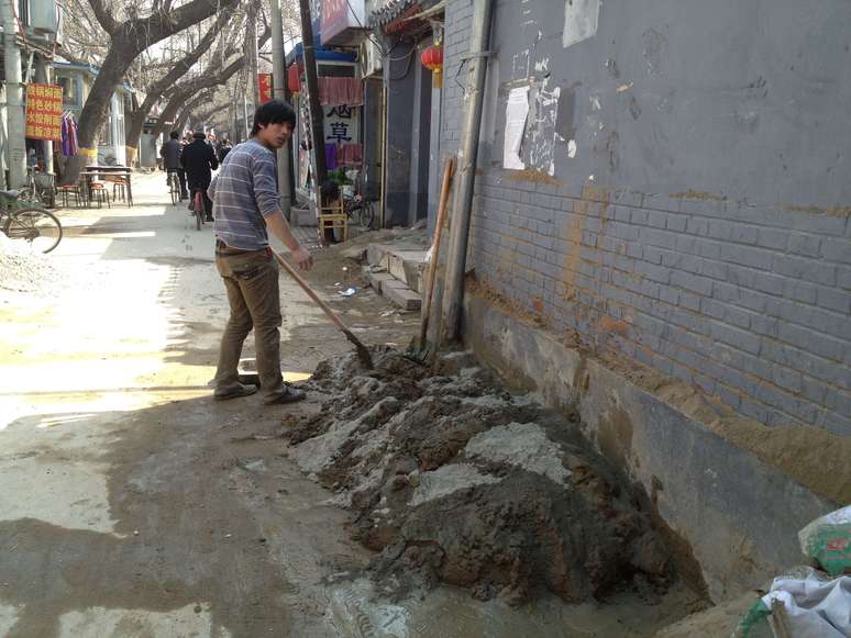 Jovem trabalhador da constru&ccedil;&atilde;o civil. Plano de urbaniza&ccedil;&atilde;o deve levar 250 milh&otilde;es da popula&ccedil;&atilde;o rural para viver em cidades