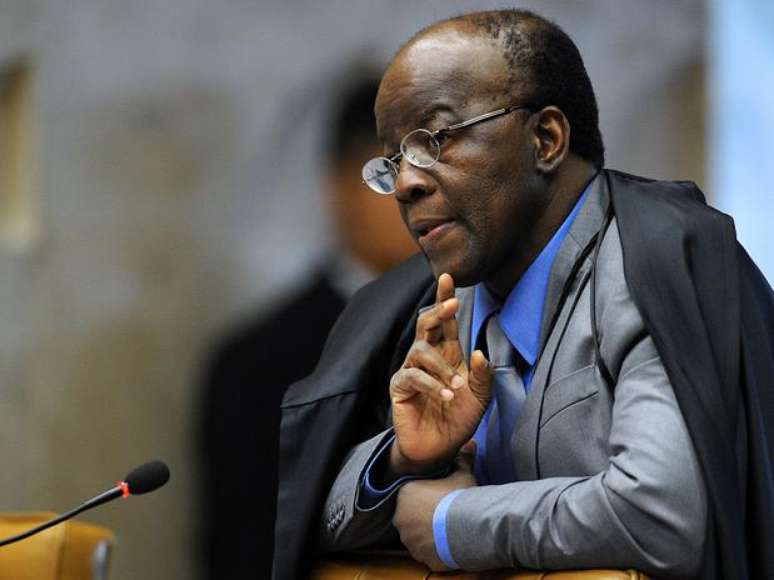 <p>Presidente do STF, Joaquim Barbosa, viajou no dia 2 de junho&nbsp;&agrave;s custas de recursos da Corte para assistir ao amistoso entre Brasil e Inglaterra, no Maracan&atilde;</p>