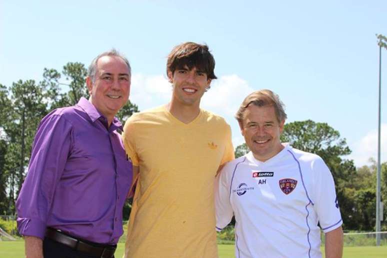 <p>Ao lado de presidente do clube, Arny Chacón (à esquerda), e do técnico  Adrian Heath (à direita), meia visitou instalações do Orlando City</p>