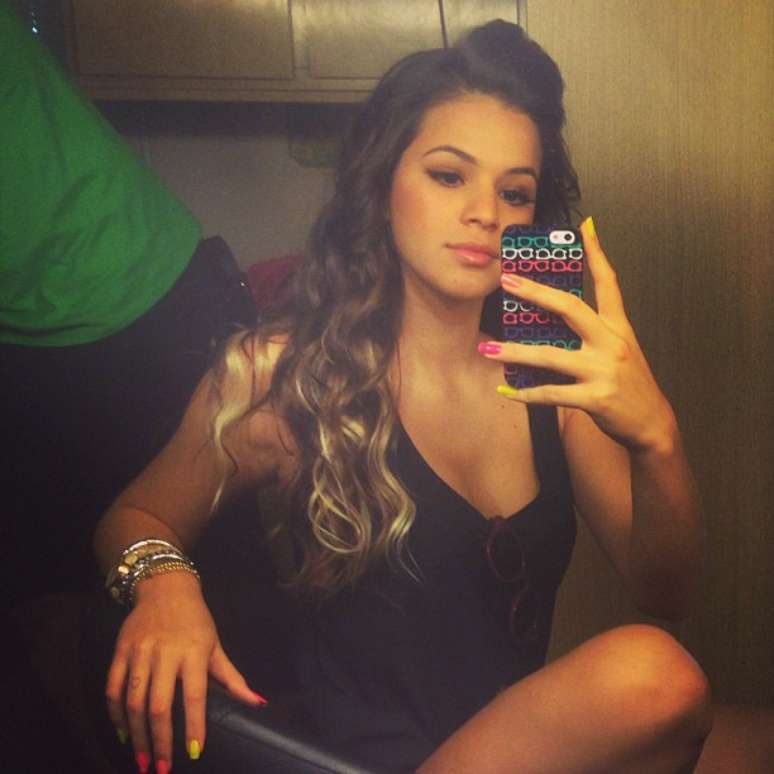 Bruna Marquezine chamou atenção com decote e unhas coloridas no Instagram
