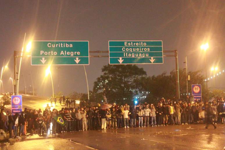 <p>Cerca de 300 integrantes do protesto se recusaram a deixar a cabeceira das pontes</p>