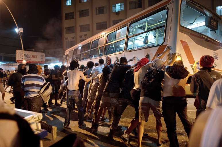 <p>Manifestantes tentam derrubar ônibus em Niterói</p>
