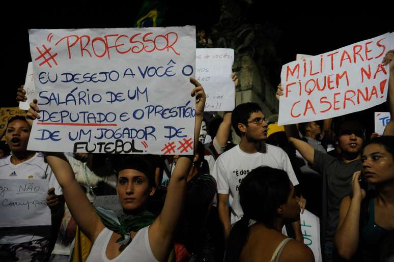 20 de junho A Tropa de Choque da Polícia Militar utilizou bombas de efeito moral e gás lacrimogênio contra um grupo de manifestantes em Niterói, no Rio de Janeiro