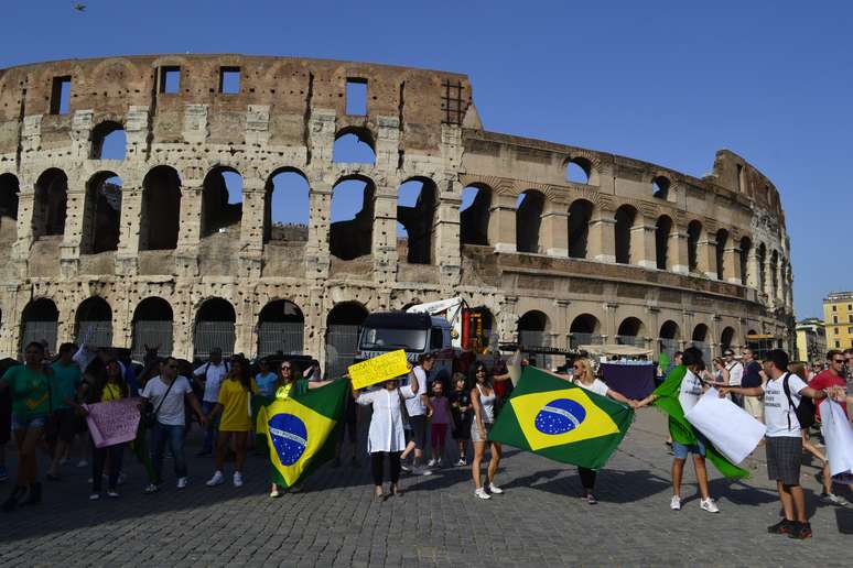 <p>Brasileiros em frente ao Coliseu, em Roma, em apoio aos protestos no Pa&iacute;s</p>