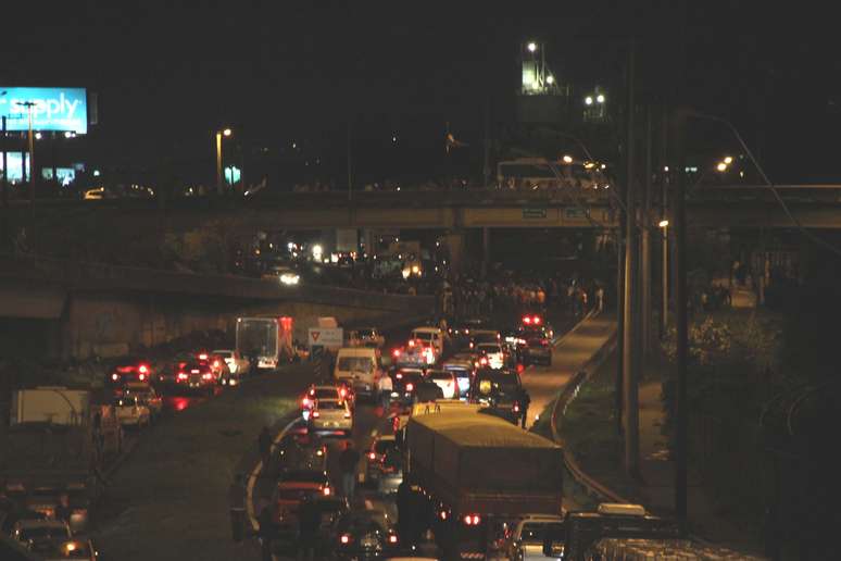 <p>Em Esteio (RS), o Comando de Policiamento Metropolitano (CPM) bloqueou a BR-116 por volta das 19h30 para permitir a passagem de um grupo de manifestantes</p>