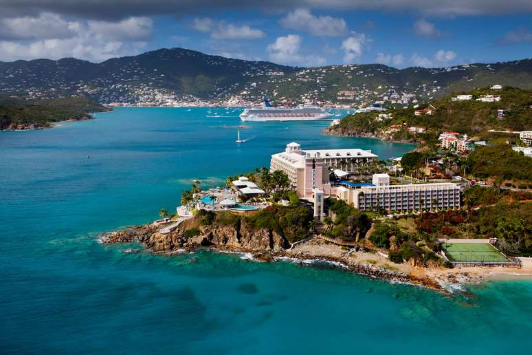 O Frenchmans Reef & Morning Star Marriott Beach Resort, em Saint Thomas, é ideal para quem viaja a negócios. Além de 19 salas para reuniões, ainda conta com restaurantes e bares. Para relaxar, as opções vão de SPA a praia particular