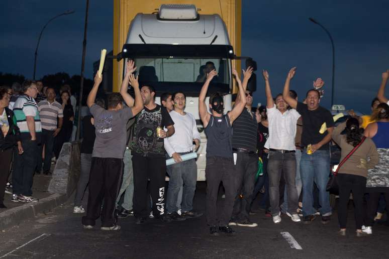 <p>Manifestantes participam de protesto na Via Dutra em Guarulhos</p>