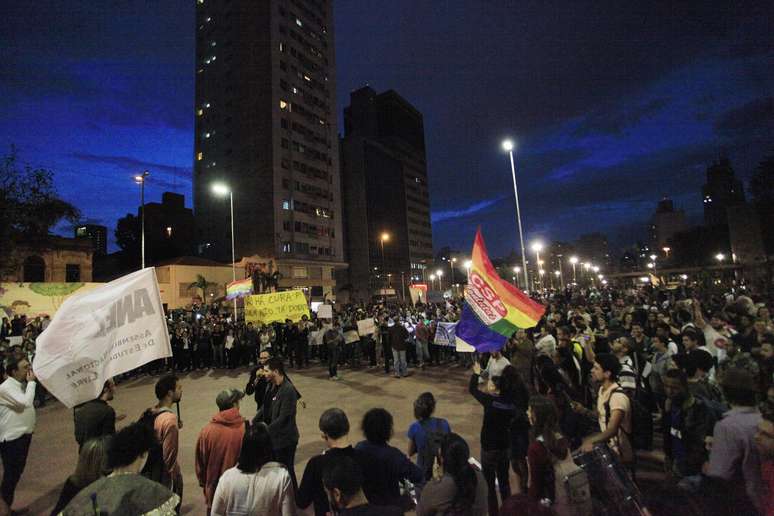 <p>Manifestantes protestam contra a aprovação da cura gay na Comissão de Direitos Humanos e Minorias da Câmara dos Deputados, na Praça Roosevelt, centro de São Paulo</p>