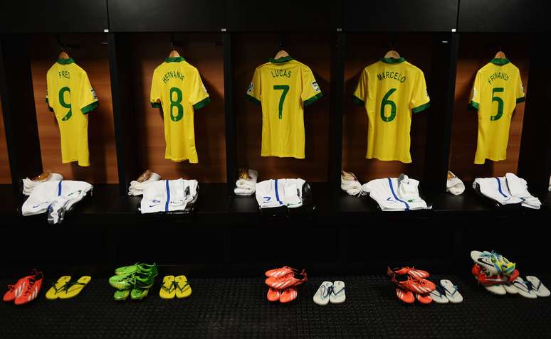 <p>Itália e Brasil se enfrentarão neste sábado na Arena Fonte Nova, em Salvador, com uma combinação diferente de uniformes. Por conta do "padrão Fifa", as equipes não poderão ter peças da mesma cor que o rival</p>