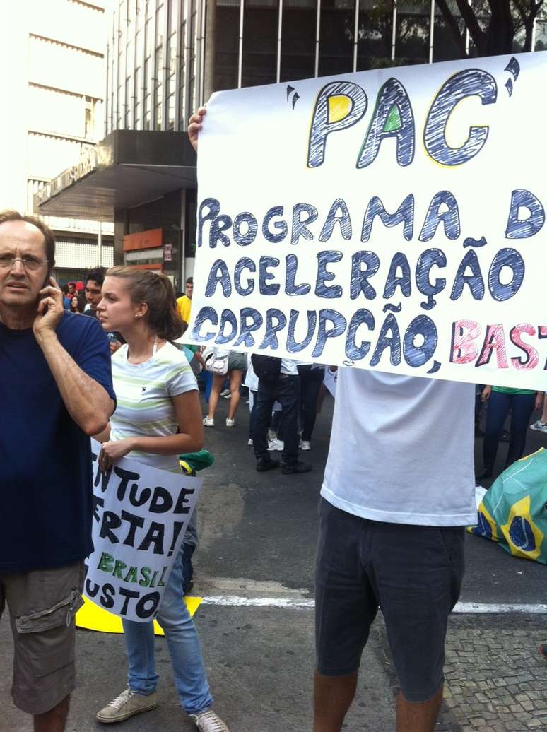 <p><strong>22 de junho -</strong> Manifestantes fazem protesto em Belo Horizonte neste sábado e seguem em passeata rumo ao Mineirão</p>