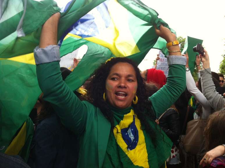 <p>Mulher segura a bandeira do Brasil em protesto realizado em Paris em apoio às manifestações no País</p>