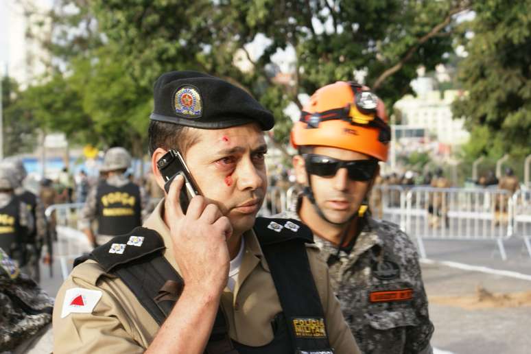 <p>Policial militar foi ferido no rosto durante confronto violento com manifestantes em Belo Horizonte</p>
