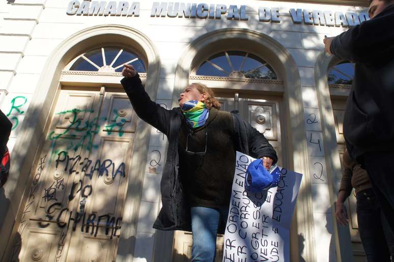 <p>Manifestantes picharam a Câmara de Vereadores de Santa Maria (RS) em protesto neste domingo</p>