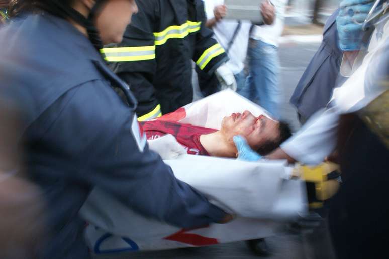 <p>Jovem de 16 anos caiu de viaduto durante correria em meio a tumulto nos arredores do estádio do Mineirão</p>