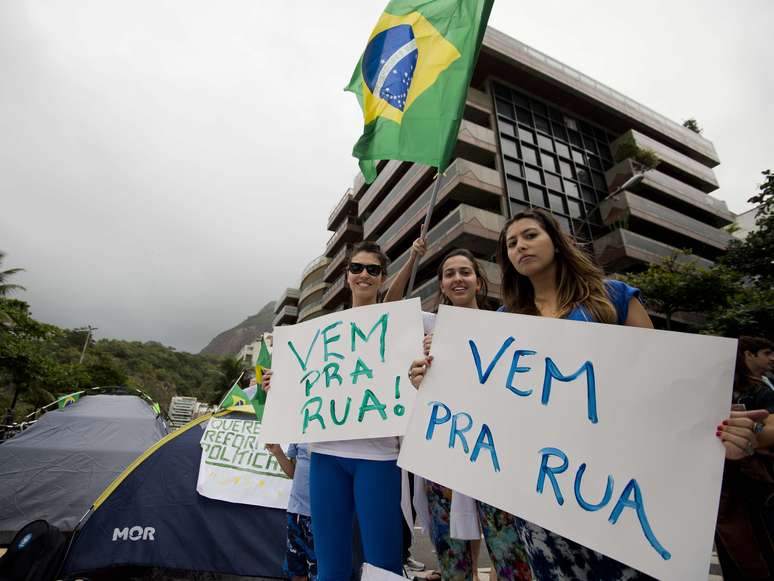 <p>Grupo pede apoio de quem passa pela esquina da rua Aristides Espínola com a avenida Delfim Moreira, no Rio</p>