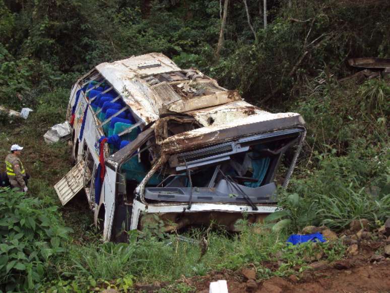 Acidente com ônibus em rodovia do oeste catarinense deixa pelo menos nove mortos na manhã deste sábado