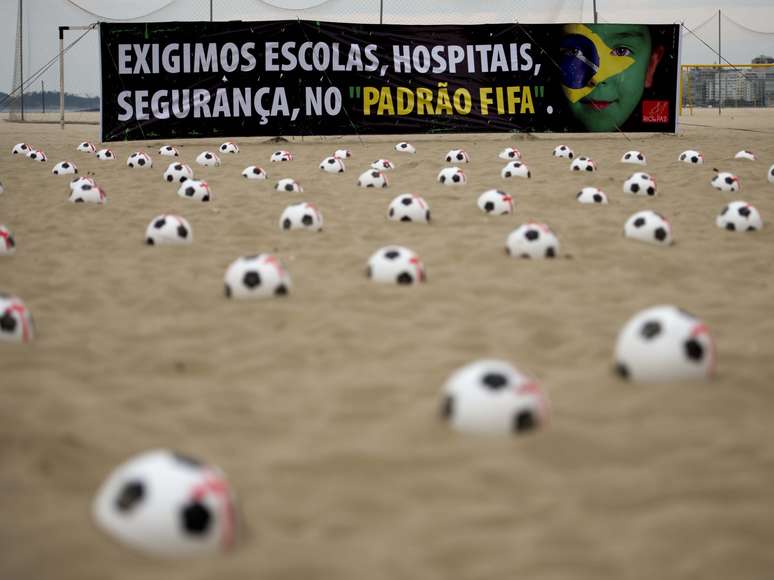 ONG Rio de Paz faz protesto na manhã deste sábado na capital fluminense para marcar a campanha "Brasil Padrão Fifa"