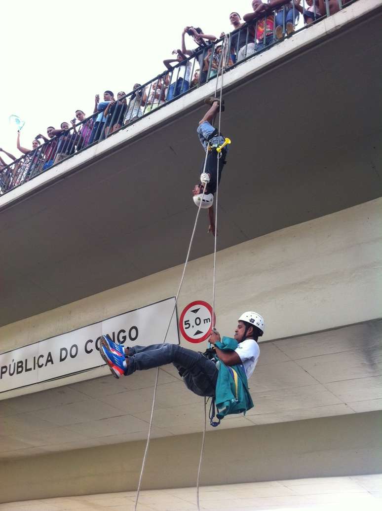 <p>Manifestantes praticam rapel durante protesto em Belo Horizonte neste sábado</p>