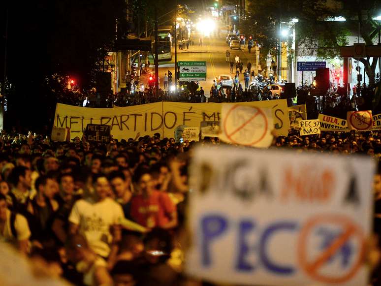 <b>22 de junho</b> Manifestantes protestam em S&atilde;o Paulo contra a PEC 37, que acaba com o poder de investiga&ccedil;&atilde;o criminal do Minist&eacute;rio P&uacute;blico, em S&atilde;o Paulo. Cerca de 30 mil pessoas marcharam pela avenida Paulista em uma passeata pac&iacute;fica at&eacute; seguiu at&eacute; a sede do Minist&eacute;rio P&uacute;blico do Estado de S&atilde;o Paulo (MP-SP), na rua Riachuelo, no centro da cidade
