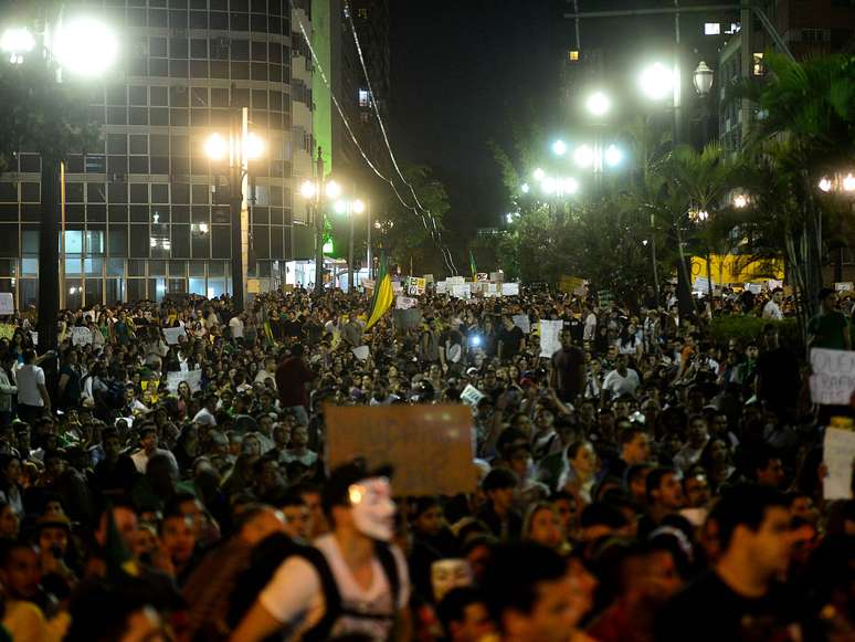<p>Manifestantes vão às ruas de São Paulo em protesto contra a PEC 37</p>
