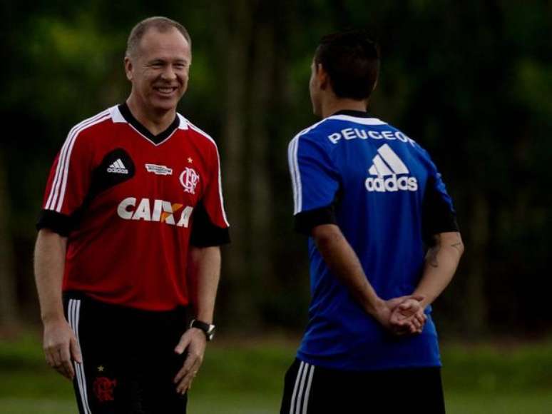<p>Mano Menezes conversa com atacante durante treinamento no Ninho do Urubu, durante esta semana</p>