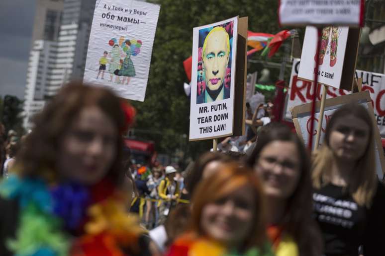 A Parada do Orgulho Gay também quis chamar a atenção para a situação na Rússia, onde a Duma (câmara baixa do parlamento) votou na sexta-feira uma lei que proíbe a adoção de crianças russas por casais homossexuais