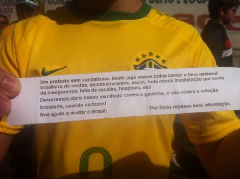 <p>Papéis entregues antes do jogo pediam que torcedores cantassem o Hino Nacional de costas; iniciativa não teve muita adesão</p>