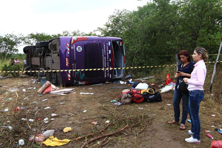 Acidente com ônibus na BR-222, em Sobral, no Ceará, deixou pelo menos seis mortos neste sábado
