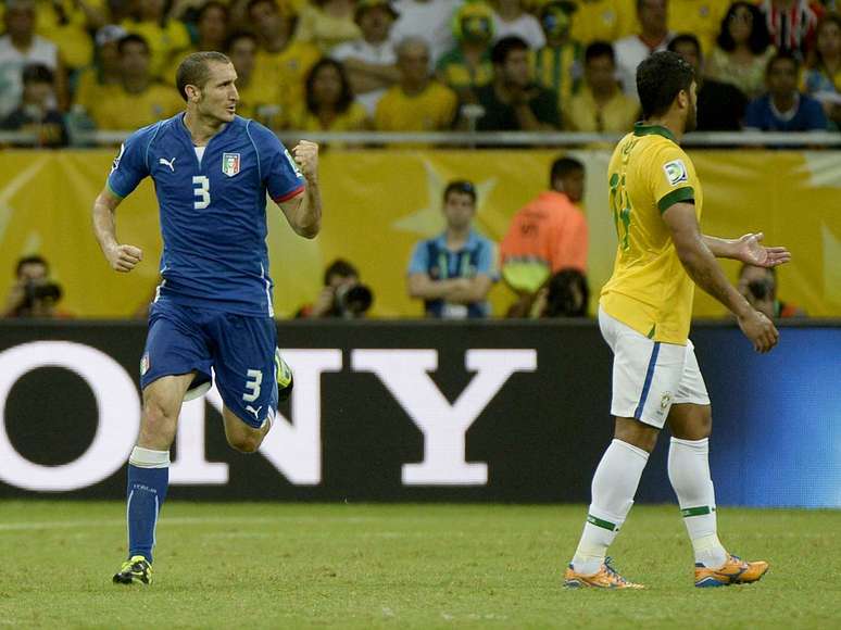 <p>Em gol polêmico, Chiellini marcou o segundo gol da Itália. O árbitro da partida apitou pênalti de Luiz Gustavo em Balotelli, mas na sequência validou o gol do zagueiro da Juventus</p>