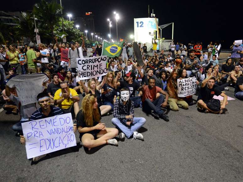 <p>Cerca de 80 jovens se encontram em vig&iacute;lia na altura do Posto 12 do Leblon, fechando o tr&acirc;nsito nos dois sentidos da Avenida Delfim Moreira, metro quadrado mais caro da cidade</p>