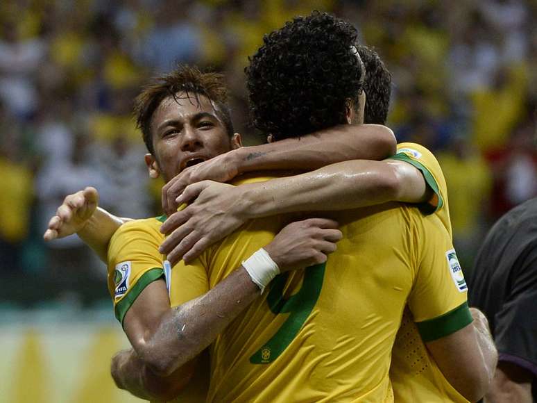 <p>Neymar abraça seus compnheiros; mais uma decisivo</p>