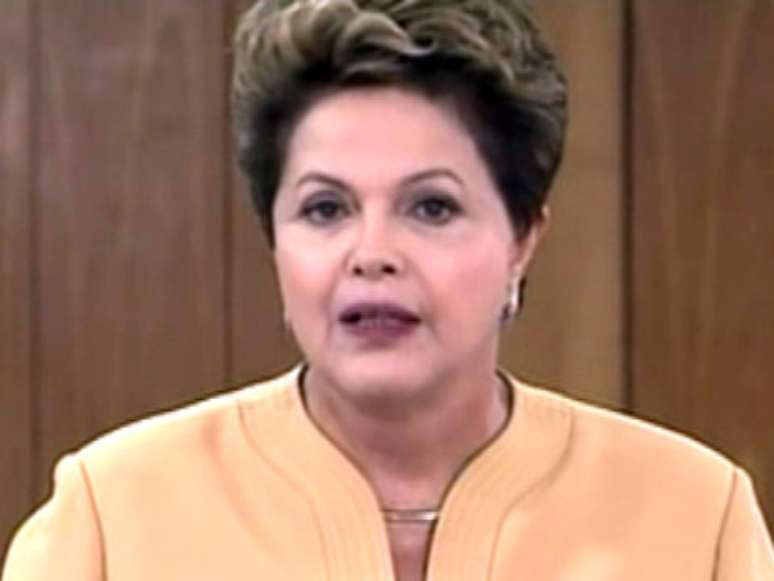<p>Dilma apoia protesto, mas condena vandalismo</p>