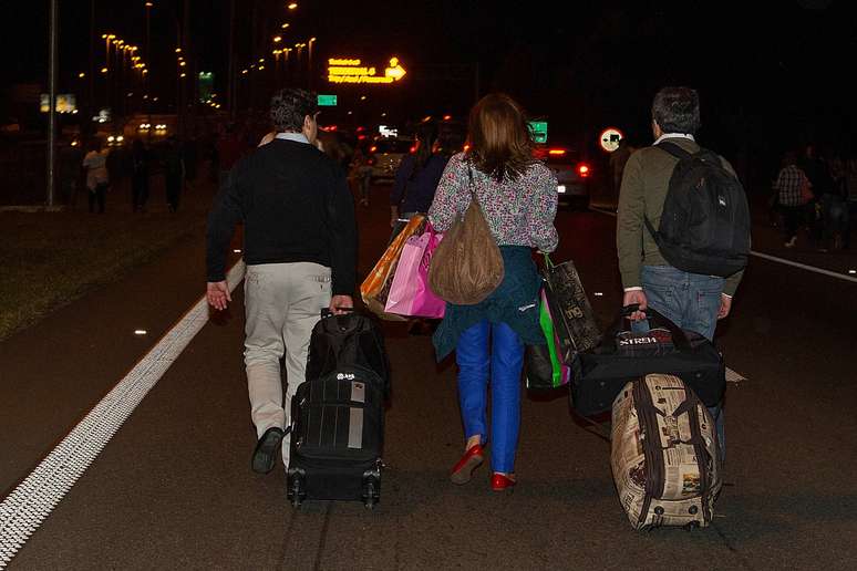Passageiros desceram dos carros e seguiram a pé para o aeroporto de Guarulhos