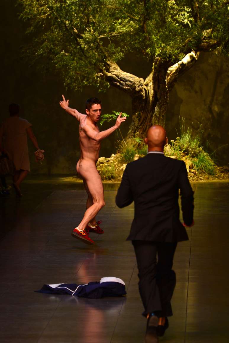 <p>Homem nu invade a passarela durante desfile da grife Dolce & Gabbana na semana de moda masculina de Milão neste sábado (22)</p>