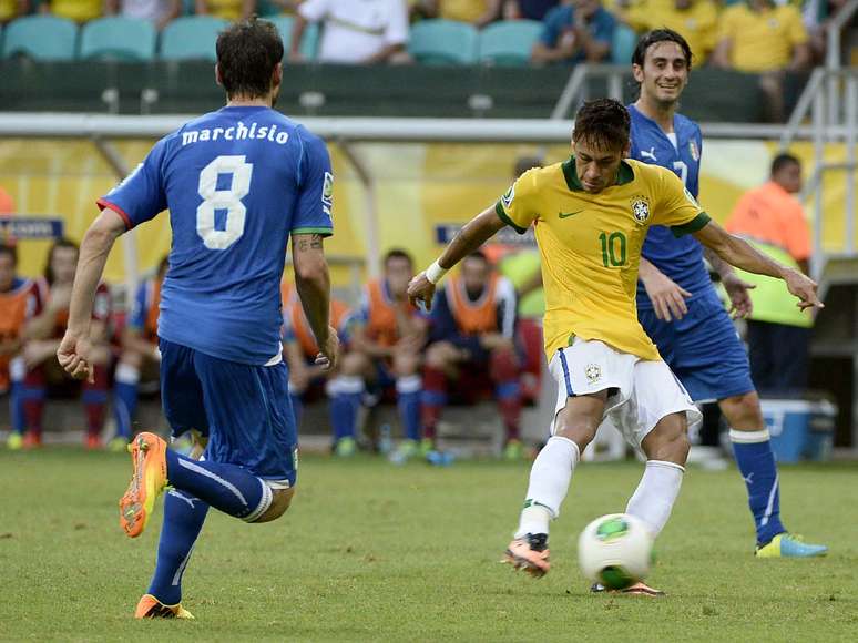 <p>Neymar fez um golaço de falta, surpreendendo o goleiro Buffon</p>