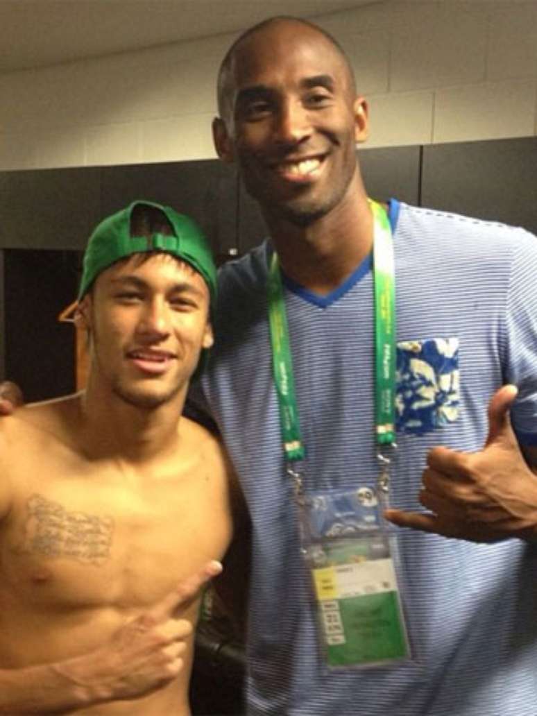 Neymar recebeu Kobe Bryant no vestiário da Seleção