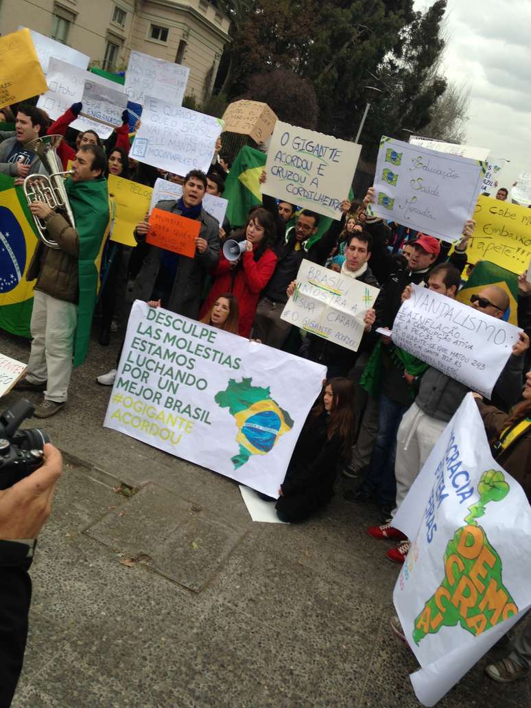 <p>Brasileiros se reuniram em frente à embaixada brasileira em Santiago</p>