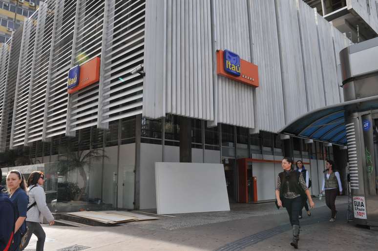 22 de junho - Por receio de vandalismo, banco Ita&uacute; da avenida Paulista tem vidra&ccedil;as cobertas por tapumes de madeira em S&atilde;o Paulo