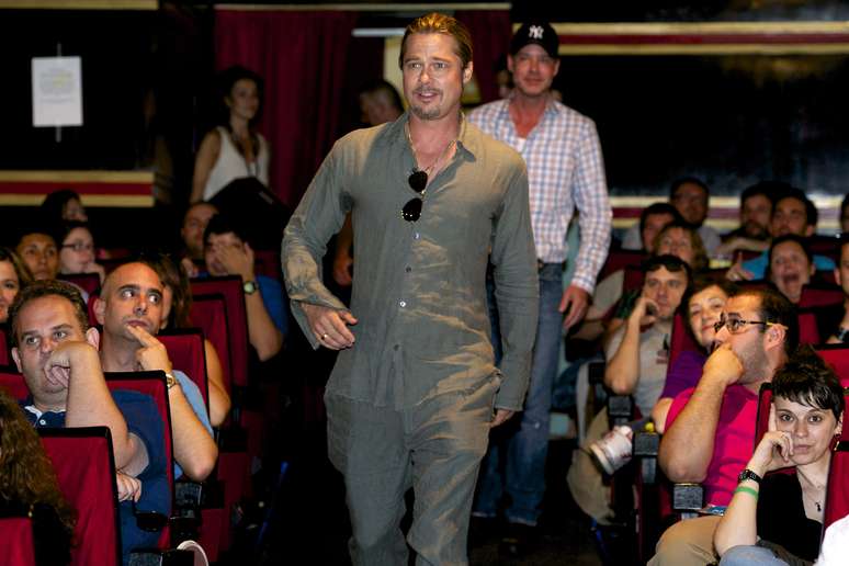 Brad Pitt surpreendeu os fãs ao entrar em uma sala de cinema de Madrid para assistir ao filme 'Guerra Mundial Z'